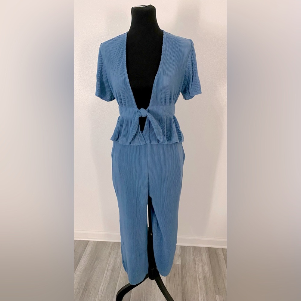 Ribbed tie front top and flowy wide leg pants w/pockets. Various sizes